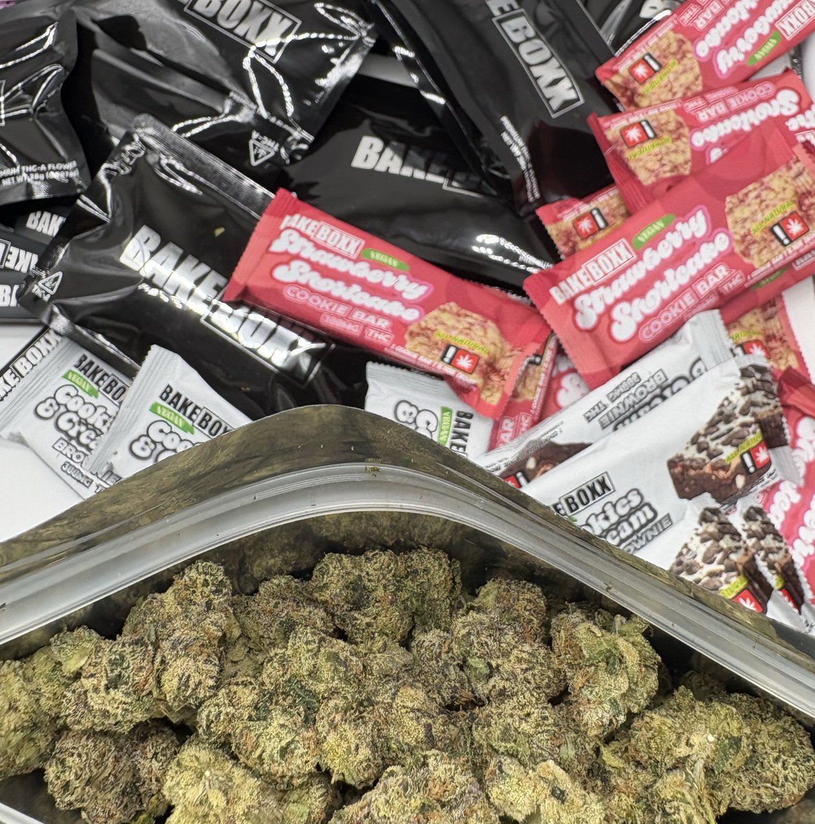 🚨GIVEAWAY COMPETITION 🚨

We’re giving away a bake boxx of our badder and flower 🍯🍃

Most of us carry our cannabis essentials in a bag or case when we’re out. Drop a pic of what you keep your stash in when you go out!

The photo with the most likes by Sunday at 6PM wins 🏆