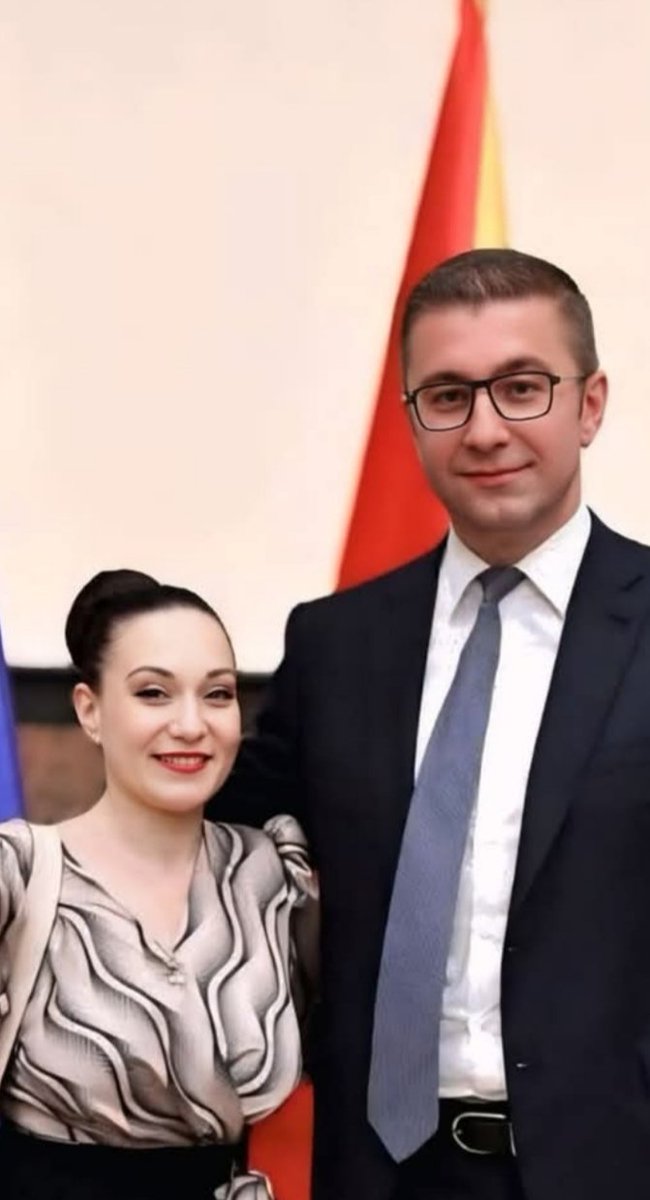 GLASche____'s tweet photo. Каков ефтин фотошоп човече. https://t.co/rn28P7YvzK