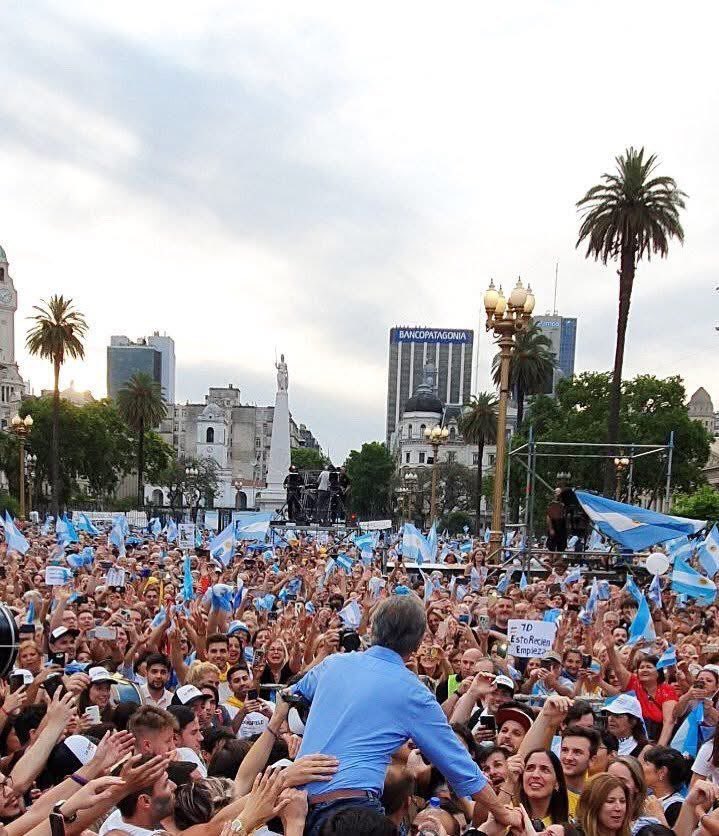 No hubo un presidente en la Argentina que haya terminado su mandato y sea llevado en andas con muestra de afecto. No me la contaron. Memoria