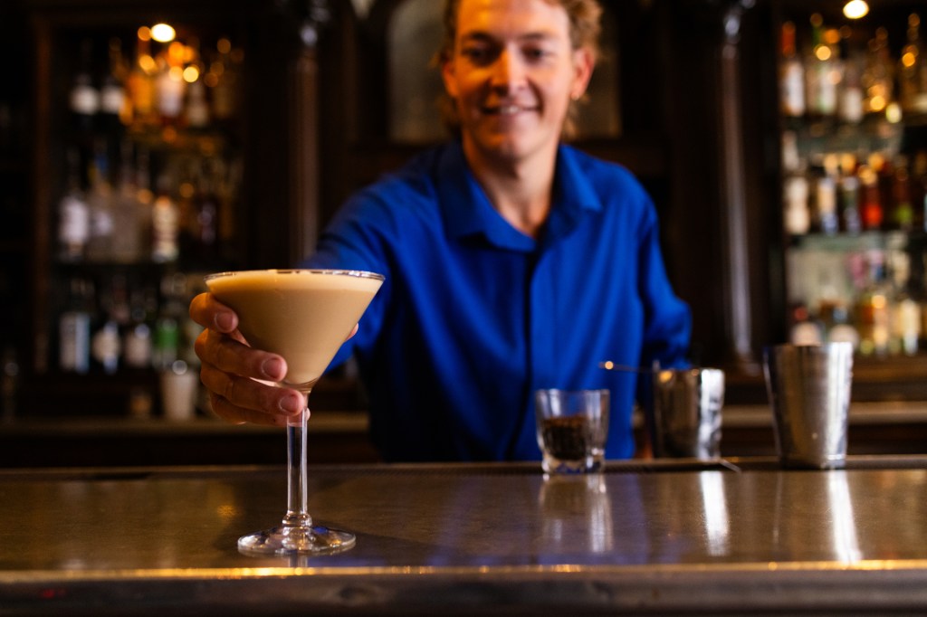 chljeffers's tweet image. In T#elluride, don’t order an espresso martini. Get a #Flatliner #cocktail instead. | #TheDenverPost
  zurl.co/4SB1x