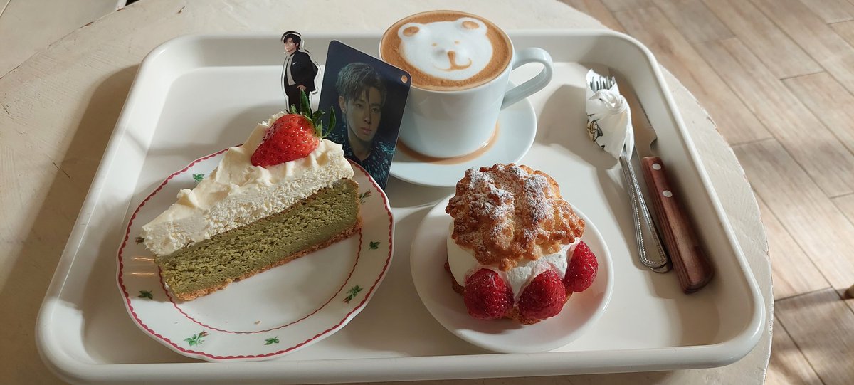 思いっきり遅れてしまってごめんなさい！ユノ、誕生日おめでとう❤センパ撃沈でただの娘との韓国旅行になったけど、たくさんの誕生日広告巡りしてマック食べて(美味しかったけど私には辛かった)会場にも行って雰囲気だけ味わってきて楽しかった。ソロコンでまた来るからね！
#HAPPYUKNOWDAY
#UKNOW