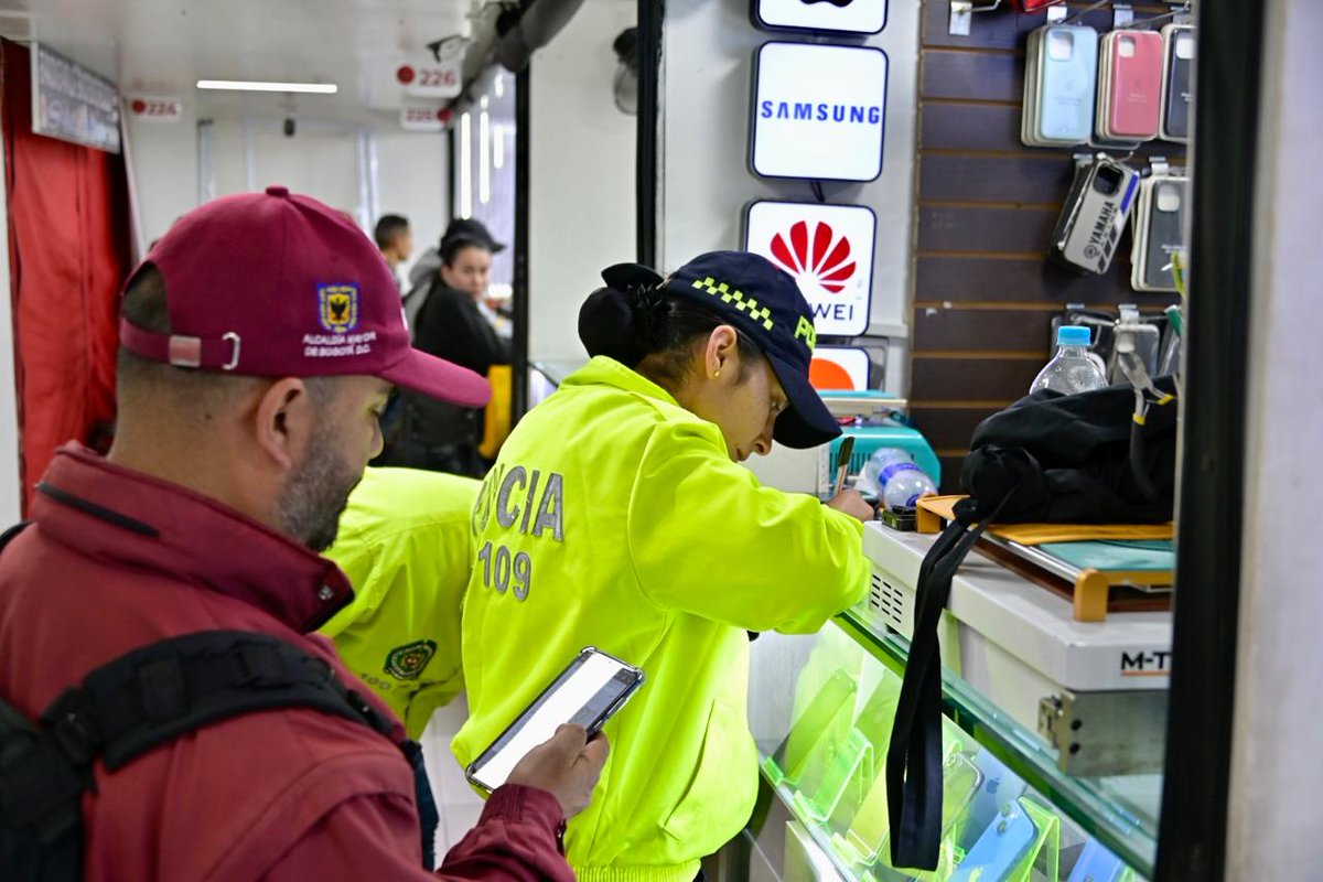 SeguridadBOG's tweet photo. Lo que parecían locales normales de tecnología, escondían otra realidad. Hace unas horas en San Victorino, se incautaron varios celulares  y otros dispositivos electrónicos, con reporte de hurto o manipulados.

Comprar celulares hurtados es alimentar la economía delincuencial. #DeFrenteContraElCrimen