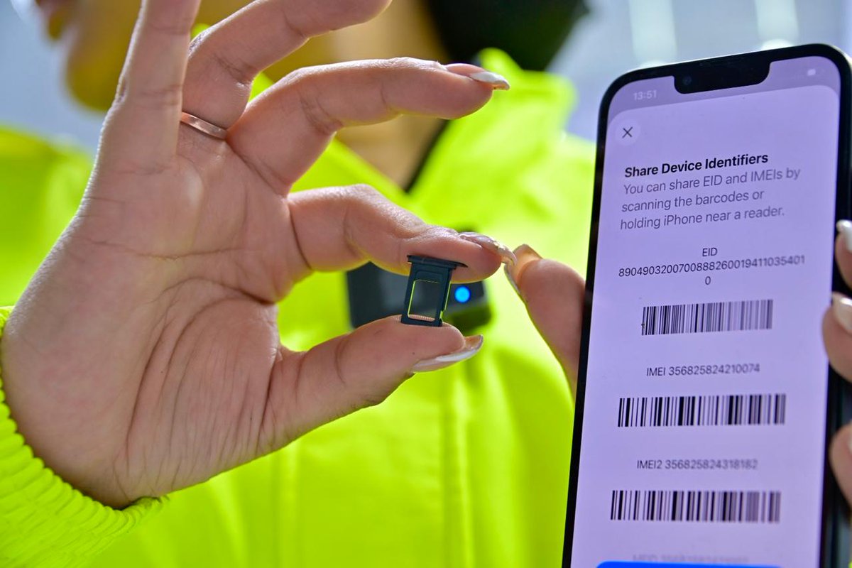 SeguridadBOG's tweet photo. Lo que parecían locales normales de tecnología, escondían otra realidad. Hace unas horas en San Victorino, se incautaron varios celulares  y otros dispositivos electrónicos, con reporte de hurto o manipulados.

Comprar celulares hurtados es alimentar la economía delincuencial. #DeFrenteContraElCrimen