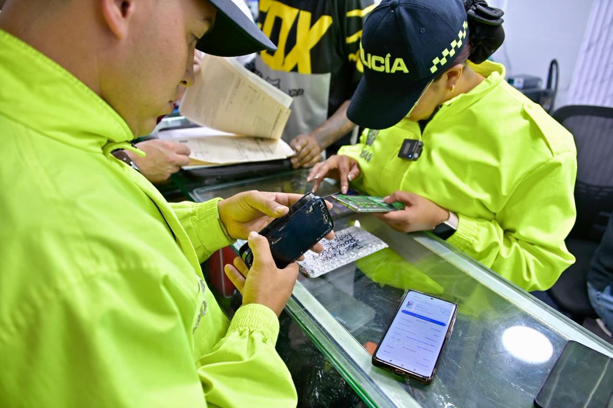 SeguridadBOG's tweet photo. Lo que parecían locales normales de tecnología, escondían otra realidad. Hace unas horas en San Victorino, se incautaron varios celulares  y otros dispositivos electrónicos, con reporte de hurto o manipulados.

Comprar celulares hurtados es alimentar la economía delincuencial. #DeFrenteContraElCrimen