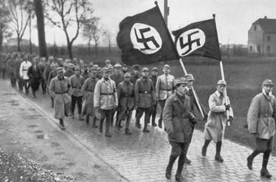 【高市総理、応援してる？①】

友人は少し考えて答えた。
「まあ、強い日本には賛成かな」

私も頷いた。「その気持ち、分かる」

でも、こう続けた。
「じゃあ、実際に何をやろうとしてるか知ってる？」

彼は首を振った。

「じゃあ期待してることは？」

「うーん、安全保障の強化かな」