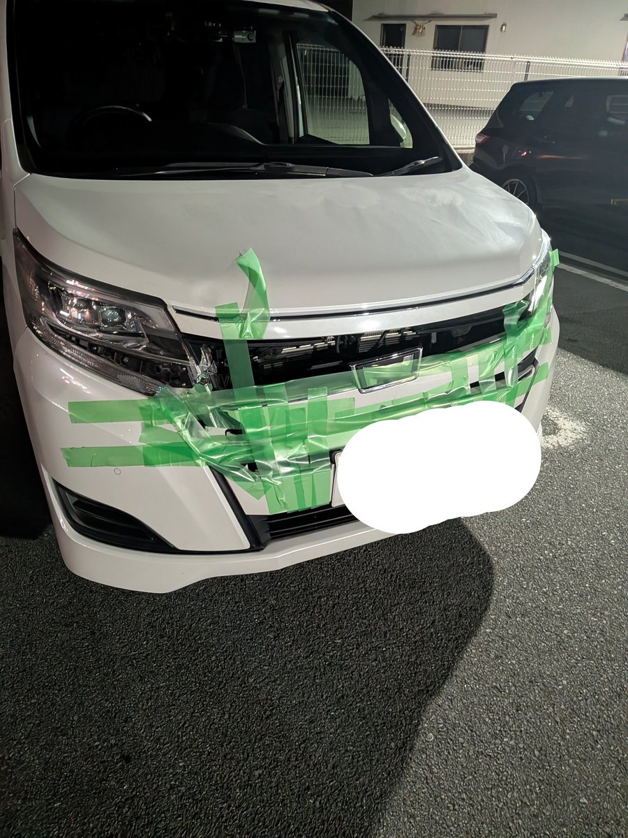 今日はお魚釣り行く途中で鹿さん🦌とどっしゃーん　グリルもげた😢グリル取って車内に入れようと思ったけどセンサーとかあるし取れへんやん　トランクガサガサしたら養生テープあった。カッコ悪いけどなんとか走れた
ラジエター漏れてへん事を祈る