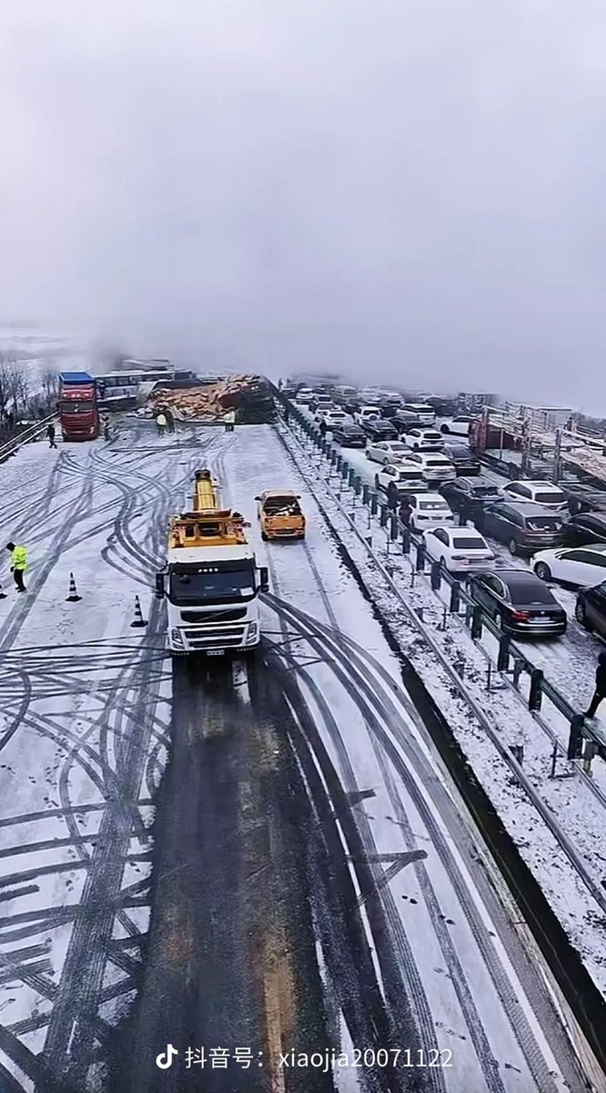 1️⃣回老家给父亲烧周年，走京哈高速，因为时间紧，出发得很早。
2️⃣抵达老家一个小时后，听说高速上发生了百车连撞的重大事故，多辆车被挤压变形，画面触目惊心。
3️⃣令人愤怒的是，这并非天灾，而是高速路边电厂排放的烟雾导致视线严重受阻，却没有有效预警。