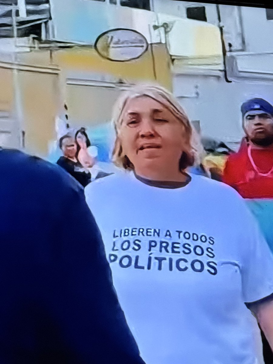 freddyzur's tweet image. 🚨 FARSA EN ZONA 7 — La mujer que recibió a Jorge Rodríguez con abrazos y lágrimas durante su visita a Zona 7 no es reconocida por nadie entre los familiares de los presos políticos. Su presencia demuestra que todo fue un montaje propagandístico, diseñado para la foto y para dar