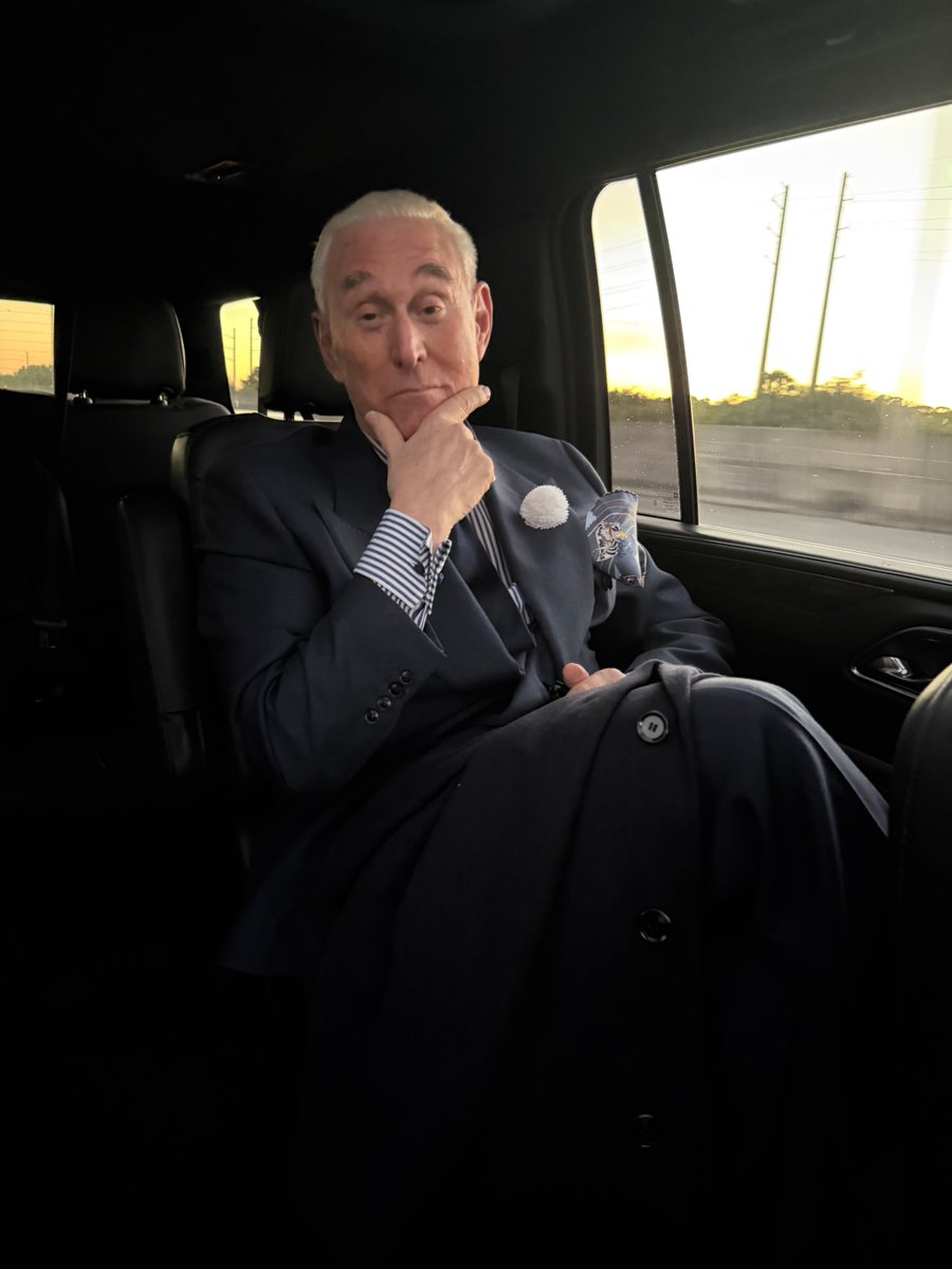 RogerJStoneJr's tweet image. Hurtling towards Mar-a-Lago for dinner.