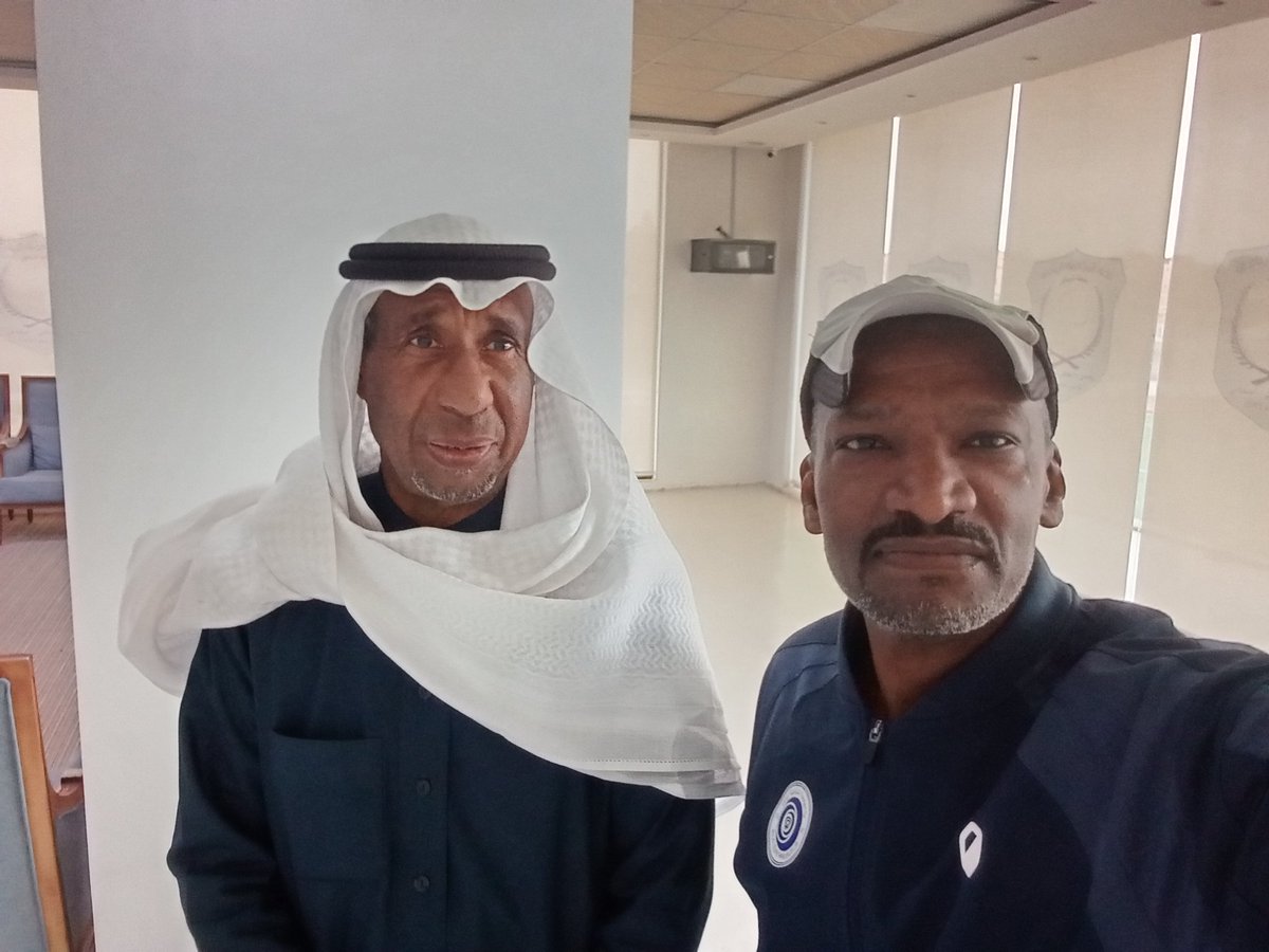 ماأجمل الصدفه عندما التقيت في عضو لجنة الحكام ومقرر اللجنة سابقاً، ومقيم الحكام الحكم الدولي (صايد التسللات) محمد سعد بخيت في نادي المزاحمية، قمه في الأخلاق والتواضع الحديث معه ذو شجون، وشيق، وجميل، استمتعت بالحديث معه دقايق معدودة وكأنها ساعات جميلة ومميزه
نعم الرجل ابو فهد 🤍🌹