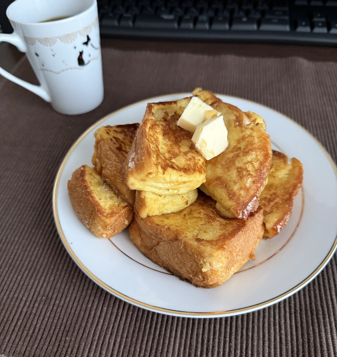 ココナッツアーモンドミルクでフレンチトースト作ってみた。
ココナッツが香って、ちょっとトロピカル感ある風味。