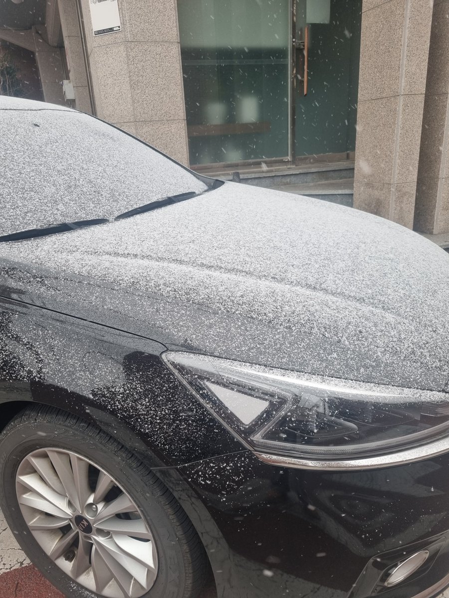 아침운동 가는 길인데 부산도 눈와요!!