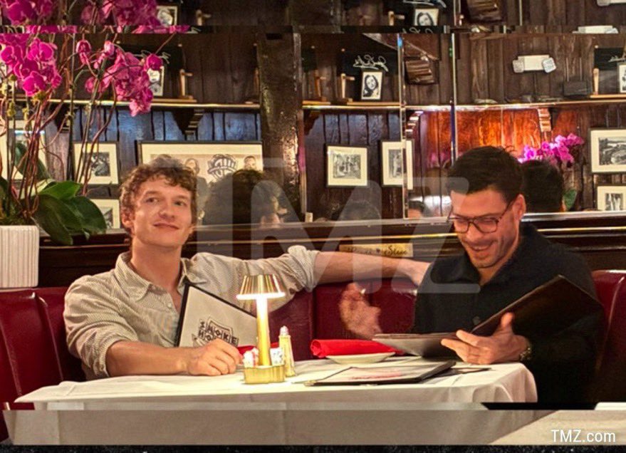 concoisfiles's tweet image. guys.