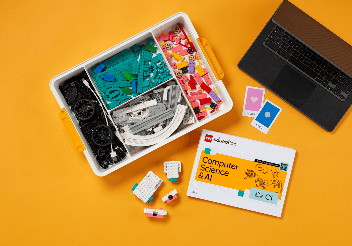 A LEGO Education lança um novo programa de Computação e IA para escolas K-8, com kits práticos que combinam peças LEGO, hardware e currículo. O objetivo é tornar computação e IA mais colaborativos e envolventes nas aulas. 📦🚀 #LEGO #IA #Computação
🔗 euvou.net/xr0t