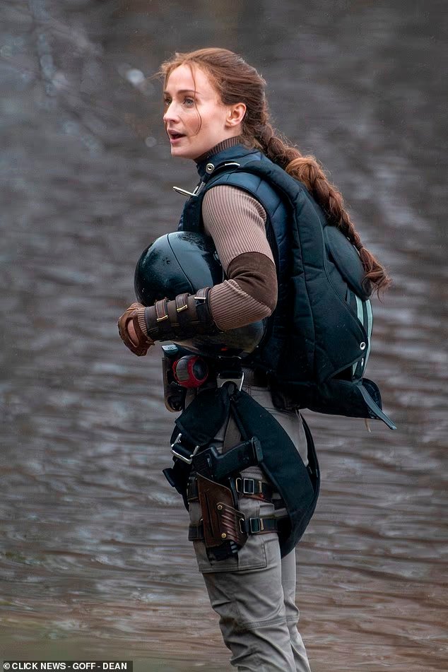 Primeras imágenes de Sophie Turner en el rodaje de #TombRaider ¿Ustedes qué opinan, se llama o no se llama Lara Croft?