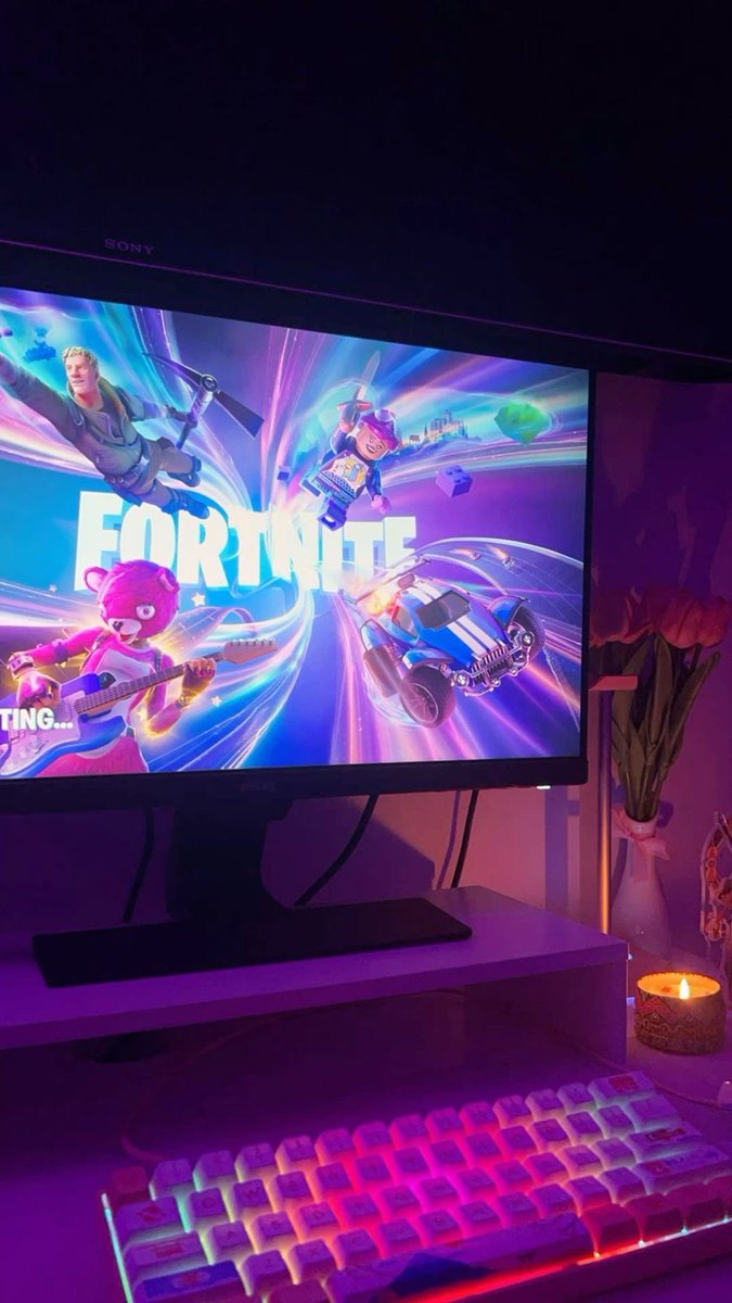 chappellroanbr's tweet photo. Chappell Roan comenta sobre seu amor por jogos digitais em nova entrevista para Them:

“Eu sou uma garota do 'Sims' há muito tempo, desde que eu tinha 12 anos. Tenho vergonha de dizer durante quantas horas eu já joguei 'Stardew Valley'. Obviamente, Fortnite. Eu jogo há 6 anos.” https://t.co/IAVXaffpnB