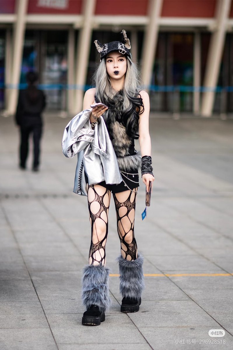 this is so true cuz even in the first world tour, I remember how insane  their fans were with their outfits