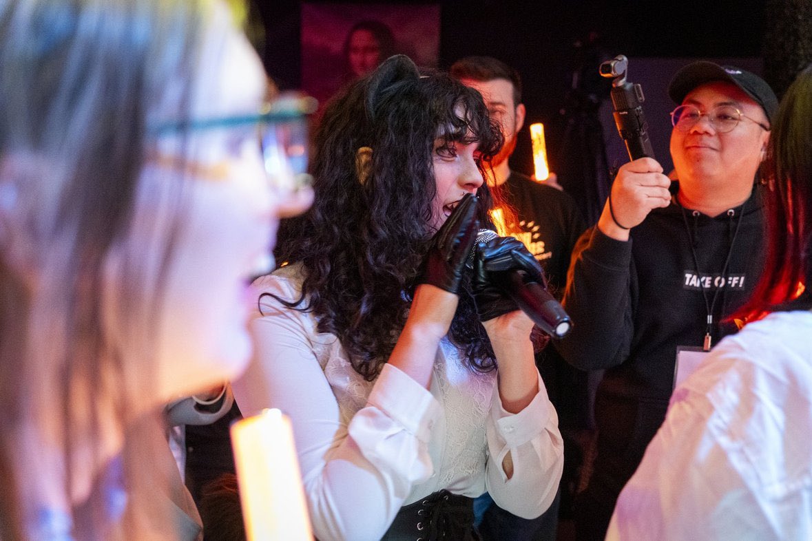 IDOL GATEWAY PRESENTS... KojiBear 🧡

KojiBear brought us a mix of new and old Vocaloid fan favorites, showcasing various ranges of his voice and alternative music styles! From soft notes to loud belts, Koji impressed us all with his vocals and energy!