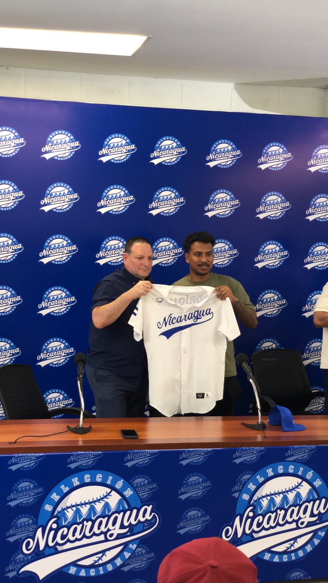 Carlos Rodríguez y Fredy Zamora💥 recibiendo la camisa de <a href="/selebeisbolnic/">Selección de Nicaragua</a> 🇳🇮 en el #EstadioNacionalSoberanía🏟️