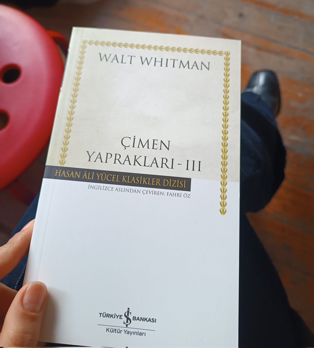 "Hangi ilahiyi söyleyebiliriz sana ey bu mezarda yatan! Hangi yazıt, mezar taşı yapılacak senin için ey milyoner? Sürdüğün hayatı bilmiyoruz,
Yıllarını simsarların yuvasında takasla geçirmen dışında, ne kahramanlık seninki, ne savaş ne de zafer."
s.136