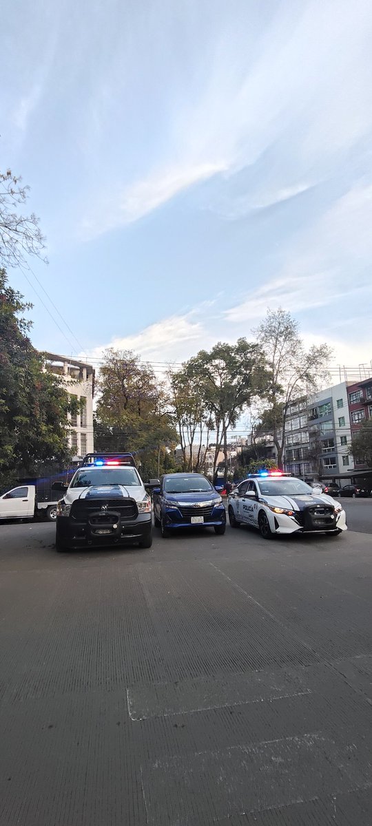 Michelle_Merino's tweet photo. @UCS_GCDMX @SSC_CDMX ¿Por qué para presentar patrullas y cuadrantes violan la ley, obstruyendo pasos peatonales y bloqueando rampas y banquetas? Además de ese vehículo particular entre las patrullas. Son los primeros en violar leyes y reglamentos https://t.co/3qsnZo5zsa