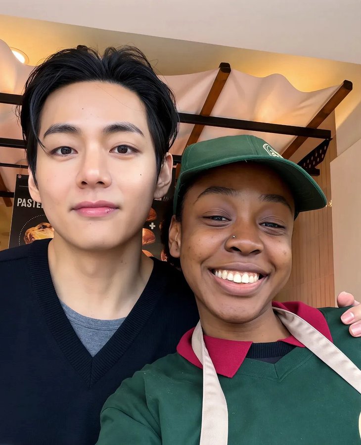 mhereonlyforbts's tweet image. SO A LUCKY ARMY WHO WAS WORKING ON A PASTRY SHOP RECOGNIZED TAEHYUNG WITH HIS MANAGER BUT SHE STAYED SILENT FOR RESPECT THEM, THEY ORDERED THEIR FOOD, BEFORE THEY LEFT SHE TOLD HIM “BYE BYE, TAE” HE SMILED &amp;amp; WAVED HER, AFTER THE MANAGER RETURNED FOR TAKE NAPKINS AND TAE HUGGED…