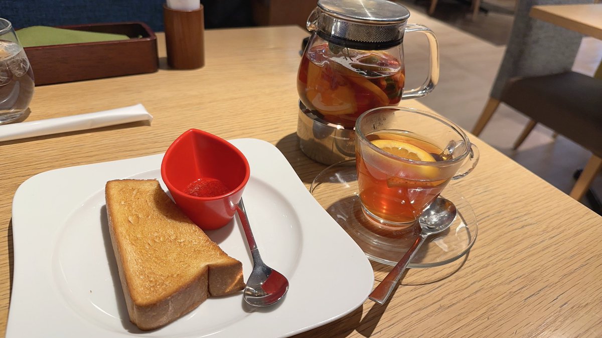 土曜日の朝に早起きして任務こなして
優雅にモーニングなう🍞☕️

今日、どれくらい雪降るのかな☃️