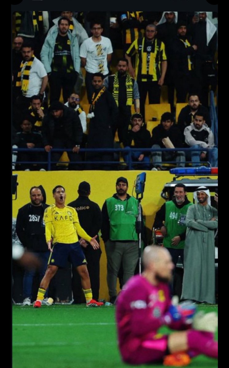 __insr1's tweet photo. @M_8884 @mohad1382 استمتعوا ب اجمل هدف في الدوري https://t.co/VjDCGh4elt