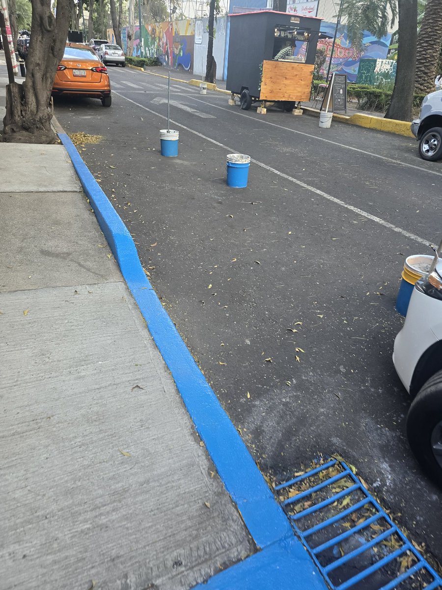 Ch0c0rrol's tweet photo. @BJAlcaldia su ayuda para que los vecinos no sigan apartando lugares con botes se ve horrible en la colonia iztlazihuatl https://t.co/aWUqiq0eKU