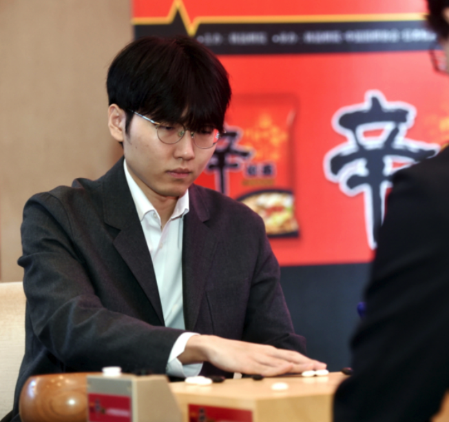 [세계 바둑계 근황]
세계 TOP 20 중에 17명이 중국 기사지만 신진서 한명 때문에 6년동안 우승컵 못 가져감. 이번에 농심배에서도 신진서가 6년 연속 우승.