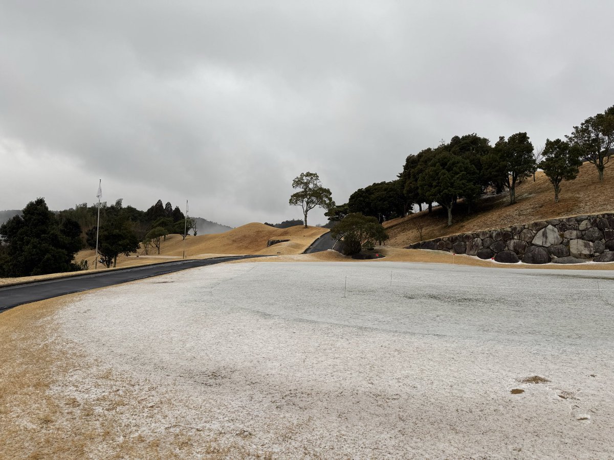 雪雨でゴルフか