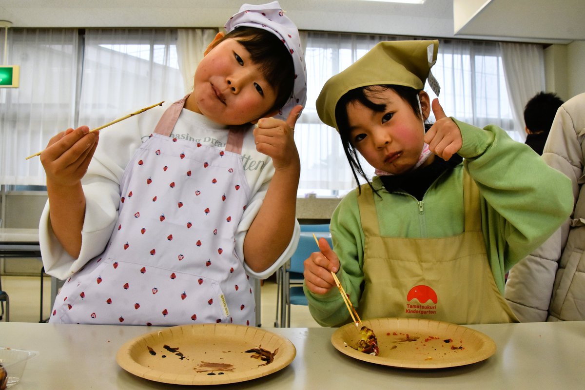 本日、「そっくりスイーツをつくろう!」が子ども館で開かれ、参加者はたこ焼きにそっくりなお菓子作りに挑戦しました。チョコレートとバナナを入れて焼き上げ、仕上げにチョコレートソース、いちごと抹茶の粉末をかけて完成。試食をすると、見た目と味のギャップに参加者は笑みをこぼしていました。