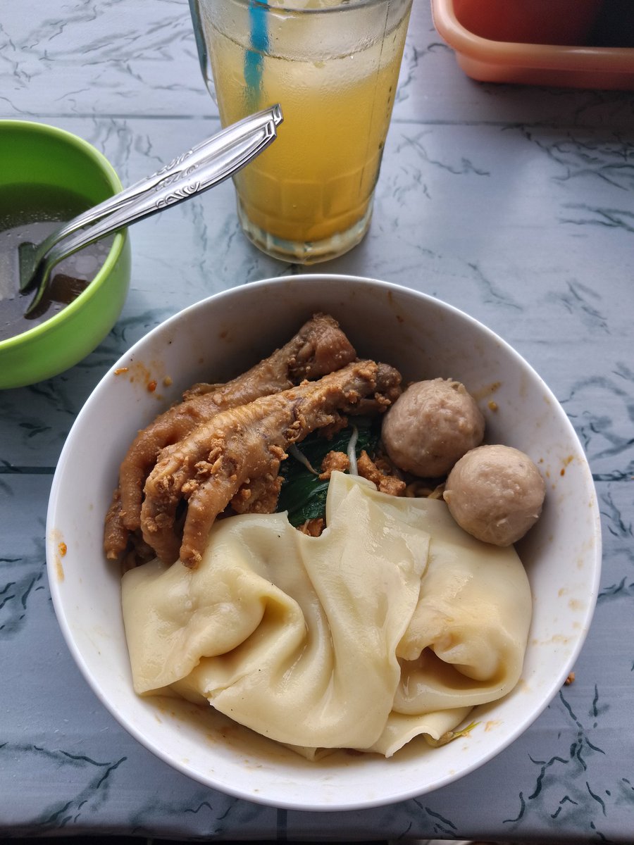 faradistein's tweet photo. Ujan. Mie ayam. Good mood https://t.co/qsQHfjB03d