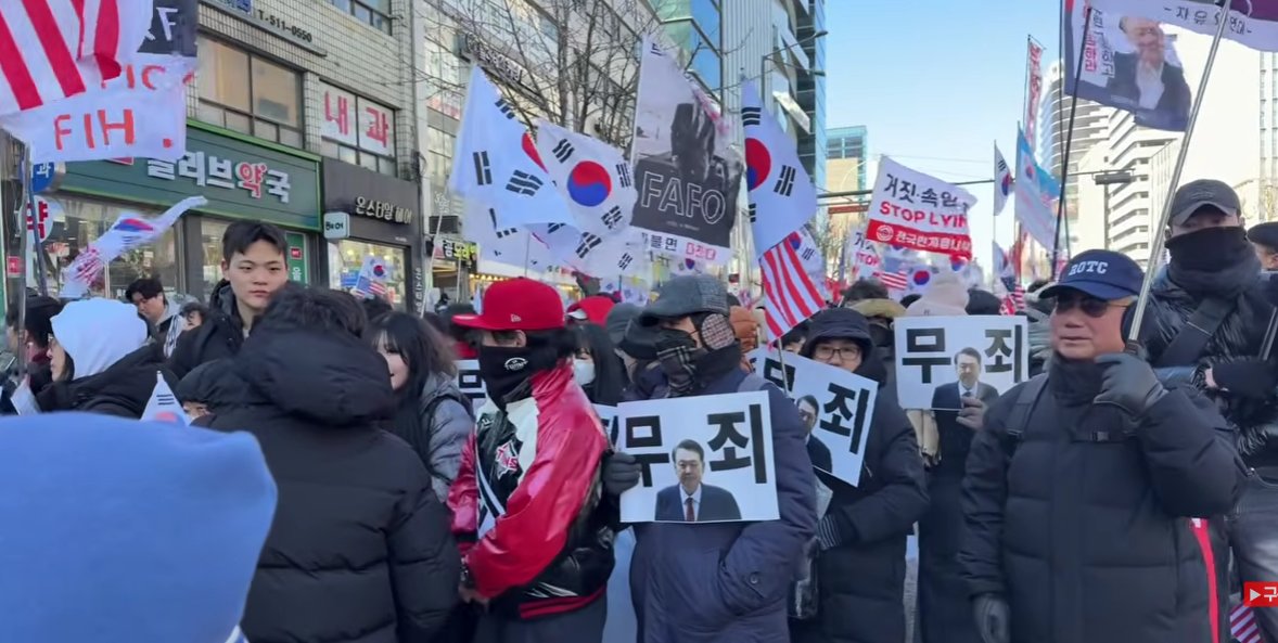 실시간 자대 집회입니다.
날씨가 추운데도 많은분들이 나오셨네요..
역시 피켓에는 울 대통령님 사진이 똭 있어야 맛이죠..
오늘은 전한길쌤,김현태단장님도 오시네요..
감사합니다. 모두 건강 유의하세요. 윤어게인..🇰🇷

**저는 어느 한 단체를 옹호하지 않습니다. 어느 단체건 윤어게인을 외치면 다