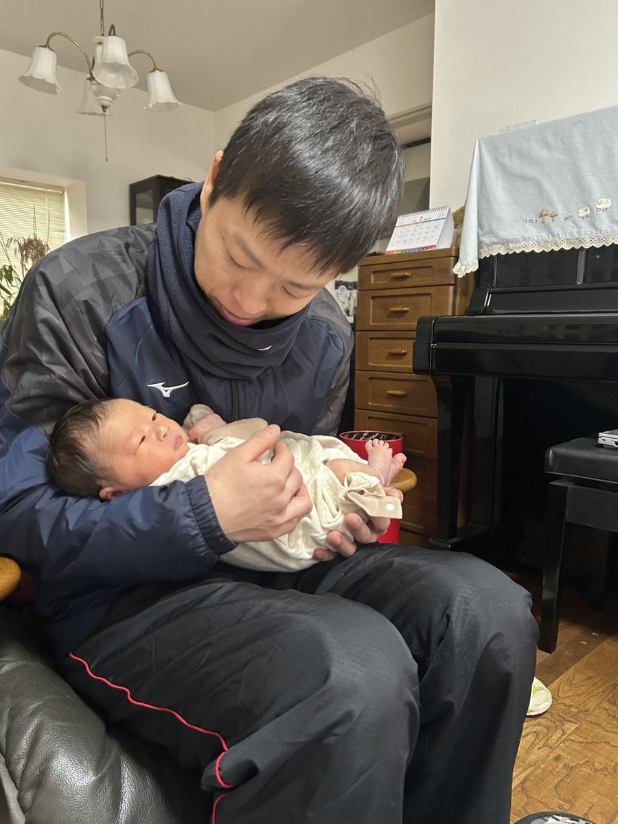 Inazumann1988's tweet photo. 無事、妻の実家へ到着🚗
うおー！
こたつで寝てる〜
ちっちゃくて、めっちゃ可愛い👶💕 https://t.co/p7OzJVFvyS