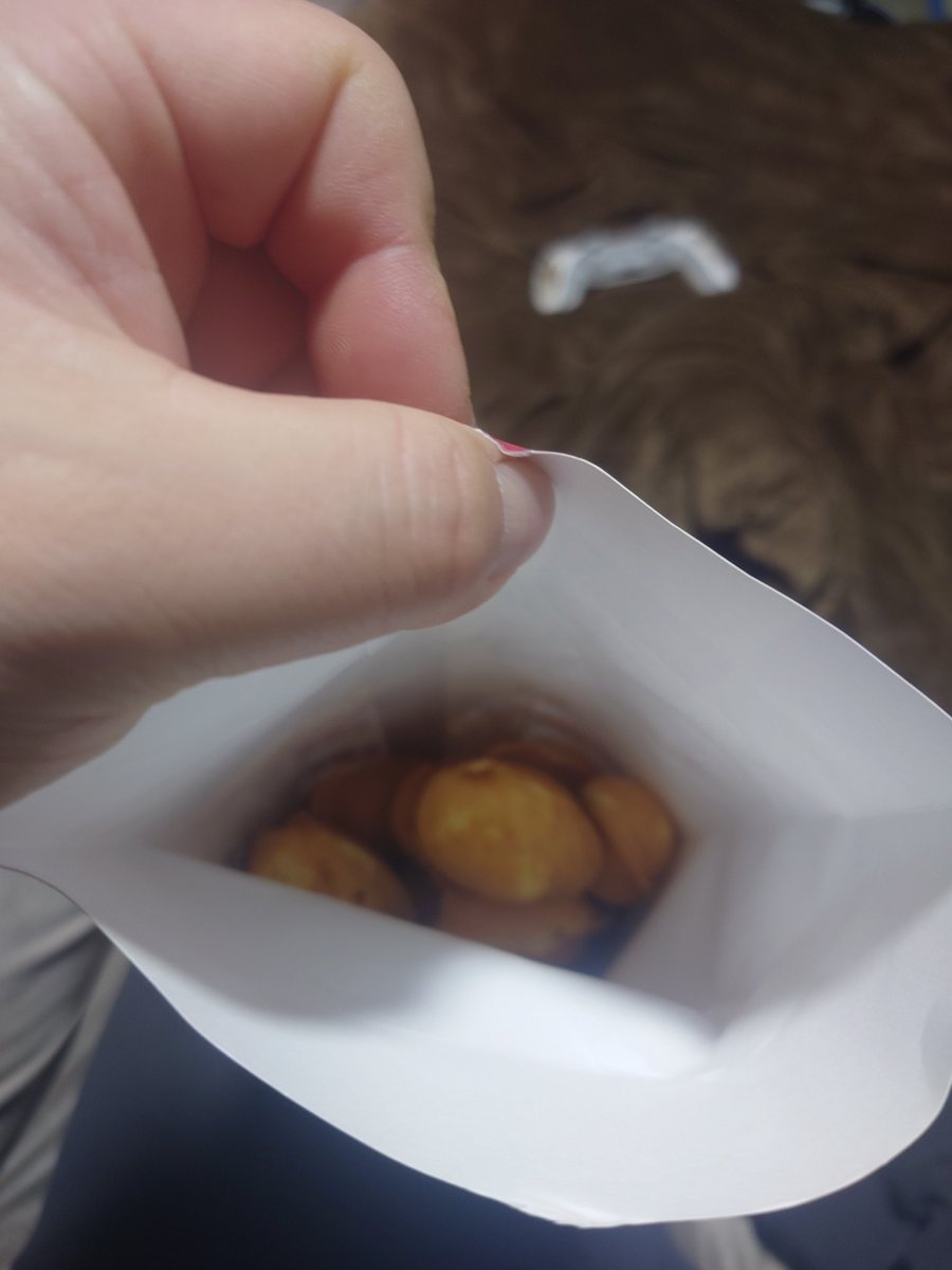 furanka3's tweet photo. 家用　ベビーカステラを食べながらモンハンワイルズ！ https://t.co/yp1g4DklI8