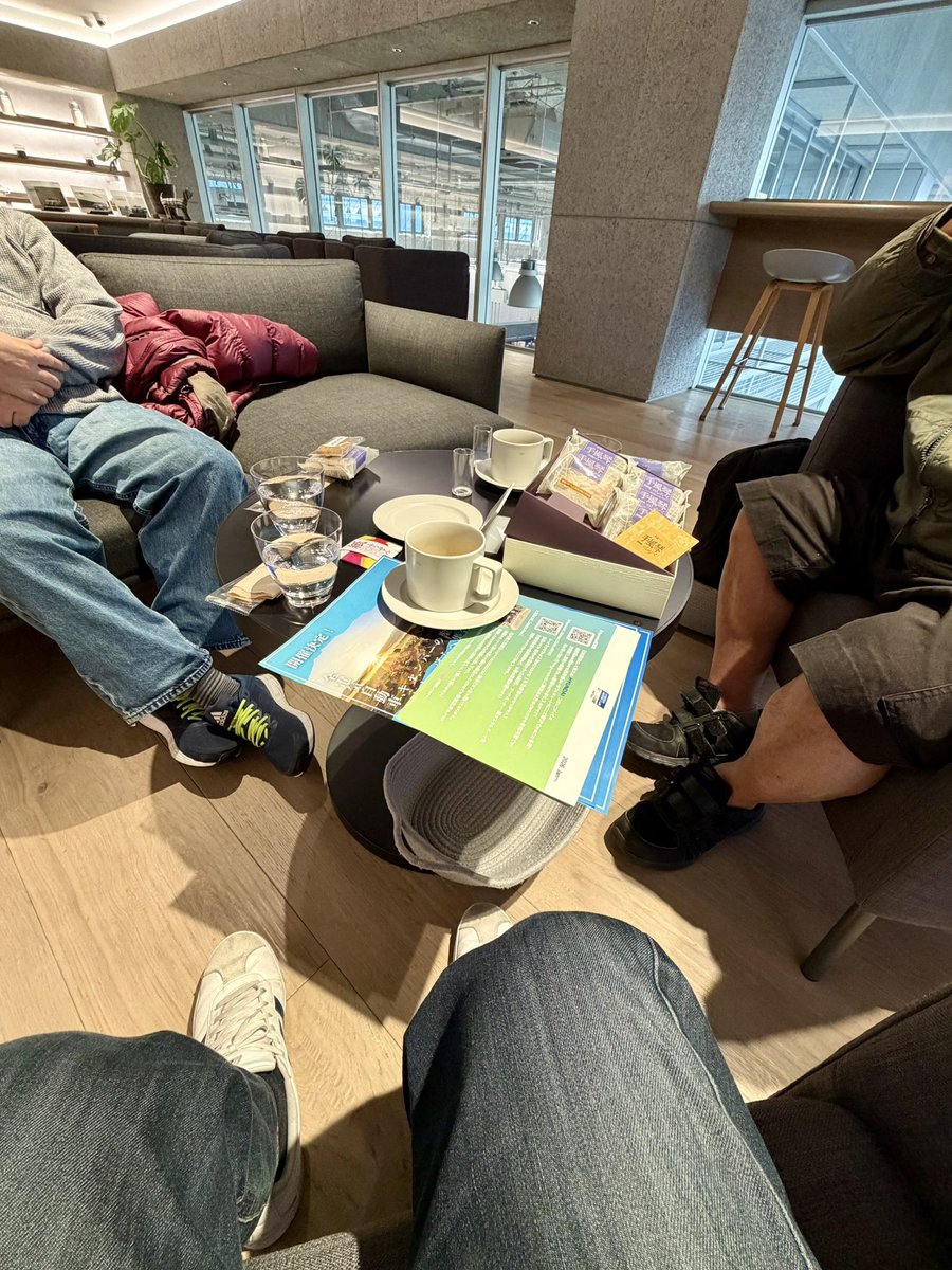 hmcj_0029's tweet image. 今日はKONA loungeの納車に乱入して来ました😁
やっぱ、新車っていいですね〜😆
スタッフ〜の皆さんも寒い😨のにお見送り〜🤣
帰り道中気を付けて帰って下さい😄
来週会うんだけどね🤭
#HYUNDAI 
#HYUNDAIOWNERCLUBJAPAN 
#BEV 
#HYUNDAIKONA 
#CXC横浜 
#納車