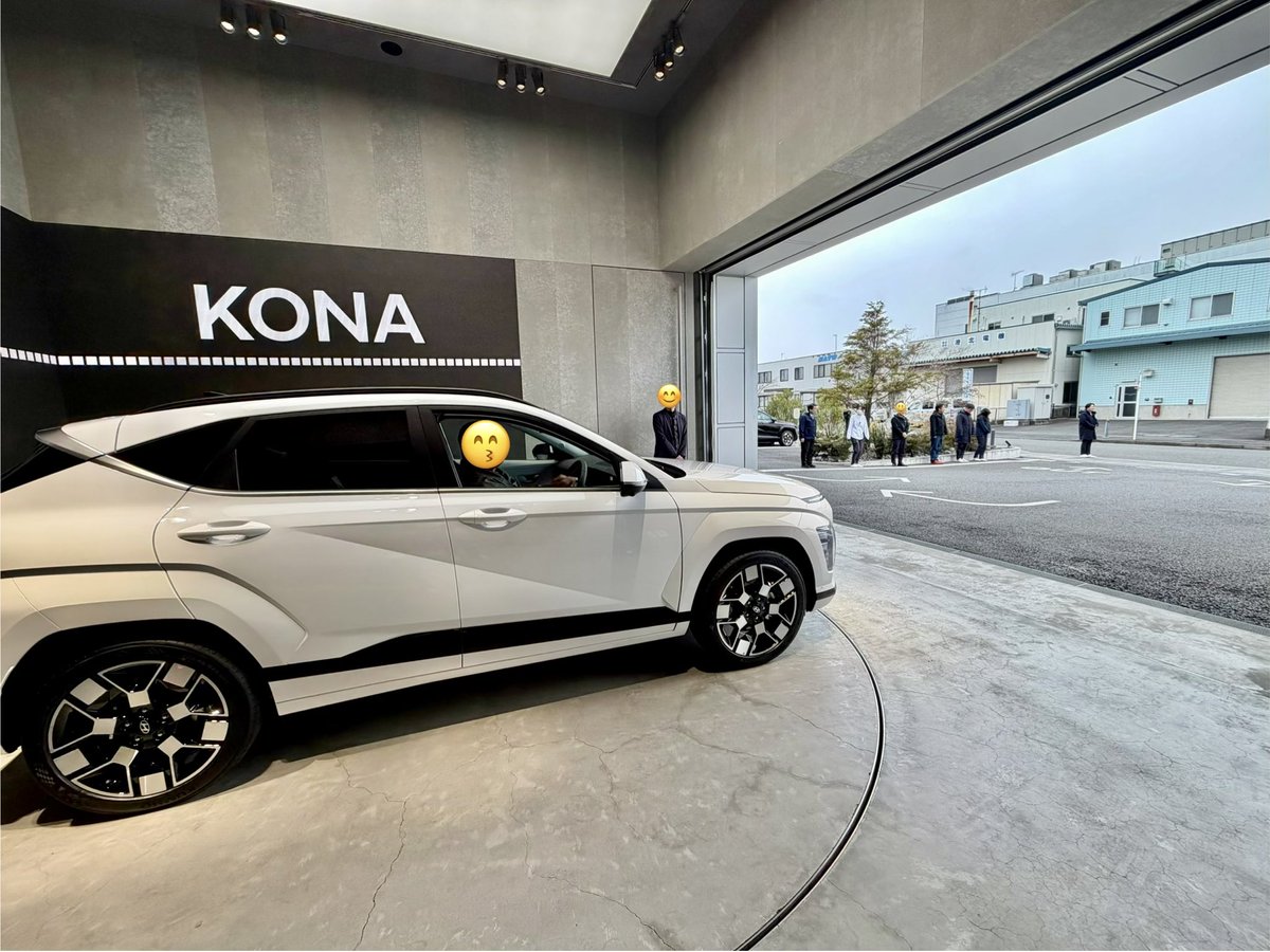 hmcj_0029's tweet image. 今日はKONA loungeの納車に乱入して来ました😁
やっぱ、新車っていいですね〜😆
スタッフ〜の皆さんも寒い😨のにお見送り〜🤣
帰り道中気を付けて帰って下さい😄
来週会うんだけどね🤭
#HYUNDAI 
#HYUNDAIOWNERCLUBJAPAN 
#BEV 
#HYUNDAIKONA 
#CXC横浜 
#納車