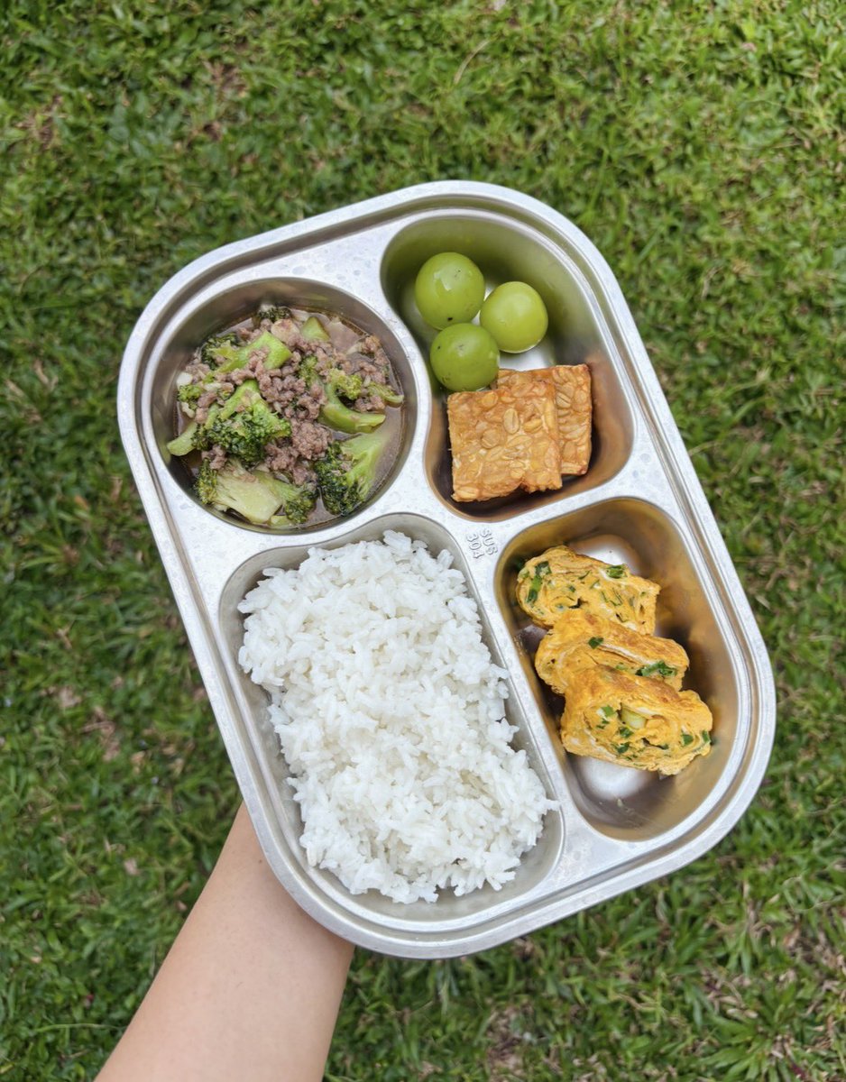 Akutu penasaran yang kerja di MBG tu pernah masak di rumah nggak sih buat anaknya atau buat diri sendiri? Bikin menu kek gini buat anak TK-SD kan nggak susah sih. Bentukan masakan kalian tu kek nggak layak konsumsi tau nggak.