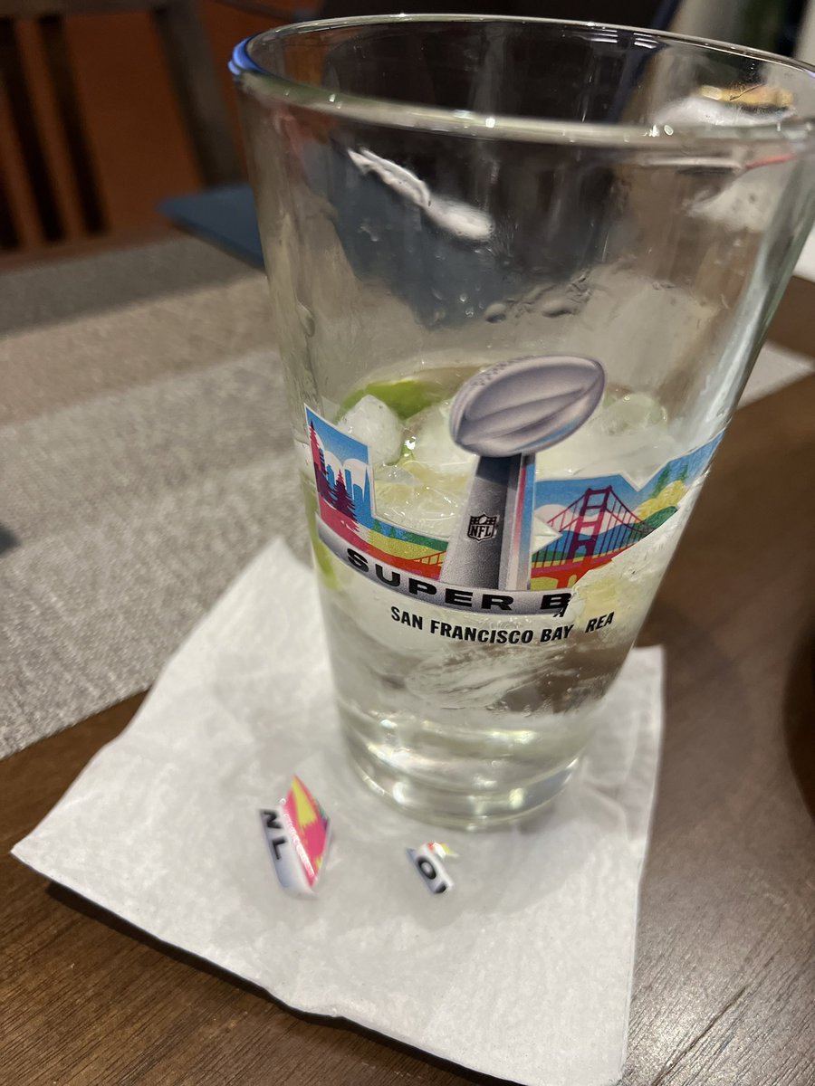 mamannn1111's tweet photo. #SuperBowl2026 
グラス買ったら
1日でこれ。

酷すぎる。
印刷じゃなくてシールなんて。。

#Americanfootball
#SuperBowl https://t.co/zCz2X75bEw