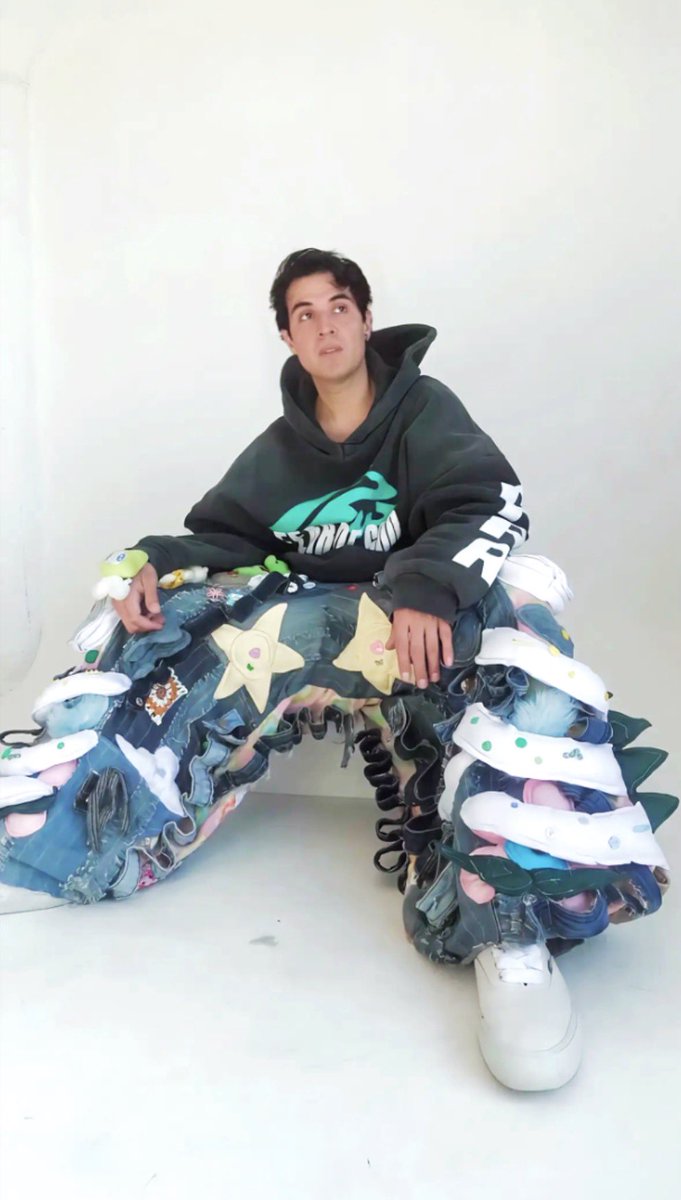 neujackx's tweet photo. Joji released a new album today and safe to say I’m feeling it https://t.co/8fq90ARoRl
