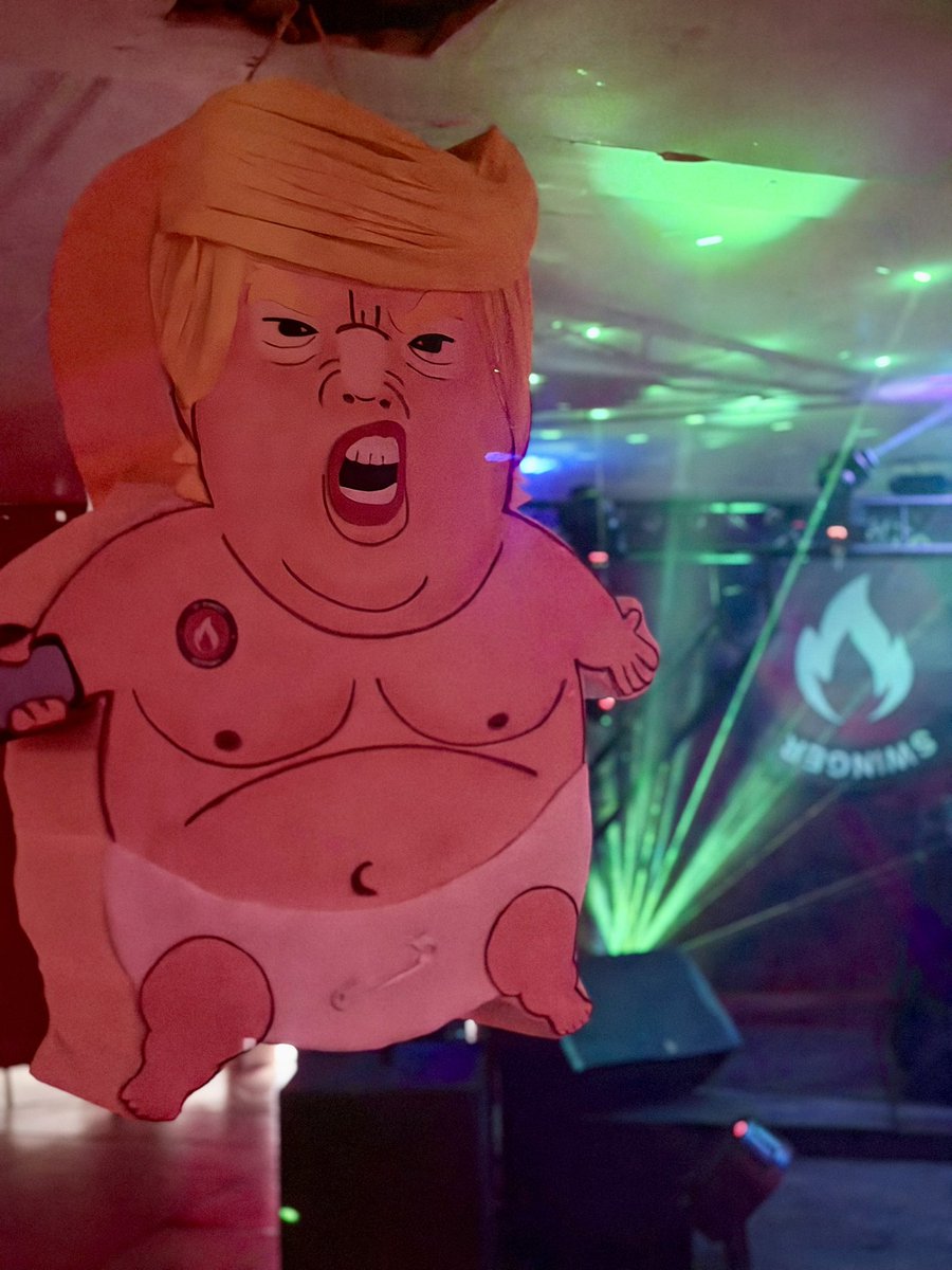 Ven y rompe la piñata 🪅 de #fucktrump no te lo pierdas!!! 

#lacasadelperreoswinger