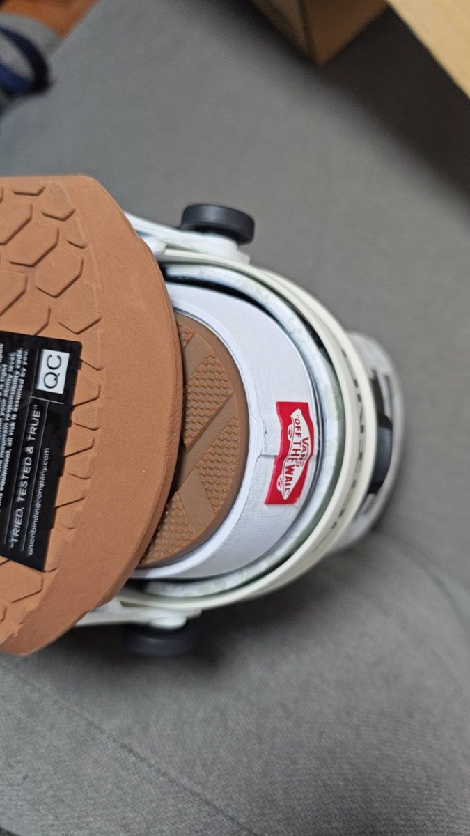 junt0725's tweet photo. ブーツはどうしても自分が高校生の時から気になってたけど使ってこなかった #VANS ビンディングとの相性もバッチリ！
#FORUMSNOWBOARD とVANSは懐かしさの思い出補正でゲット、#UNION はちょうどやめてた20年の間に成長したブランドが気になって。 https://t.co/emSjRiUHas