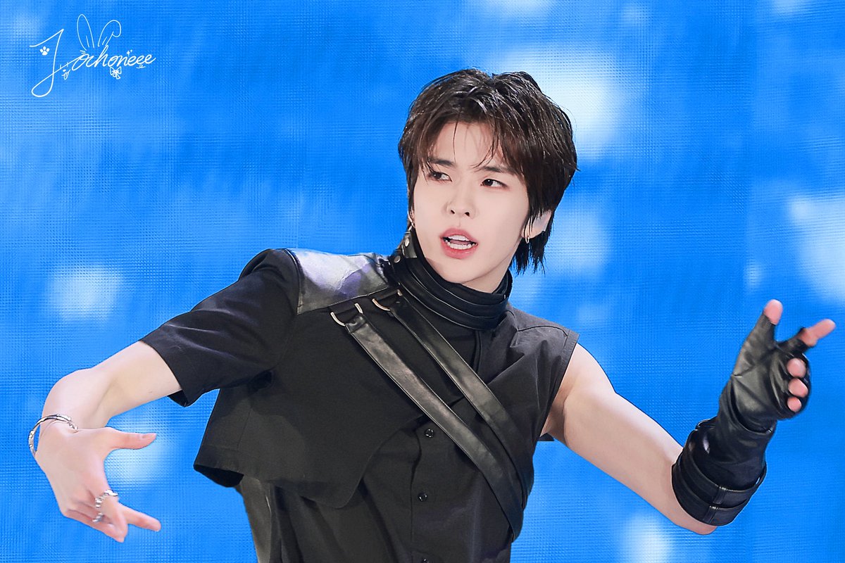 J.ochoneee tweet media