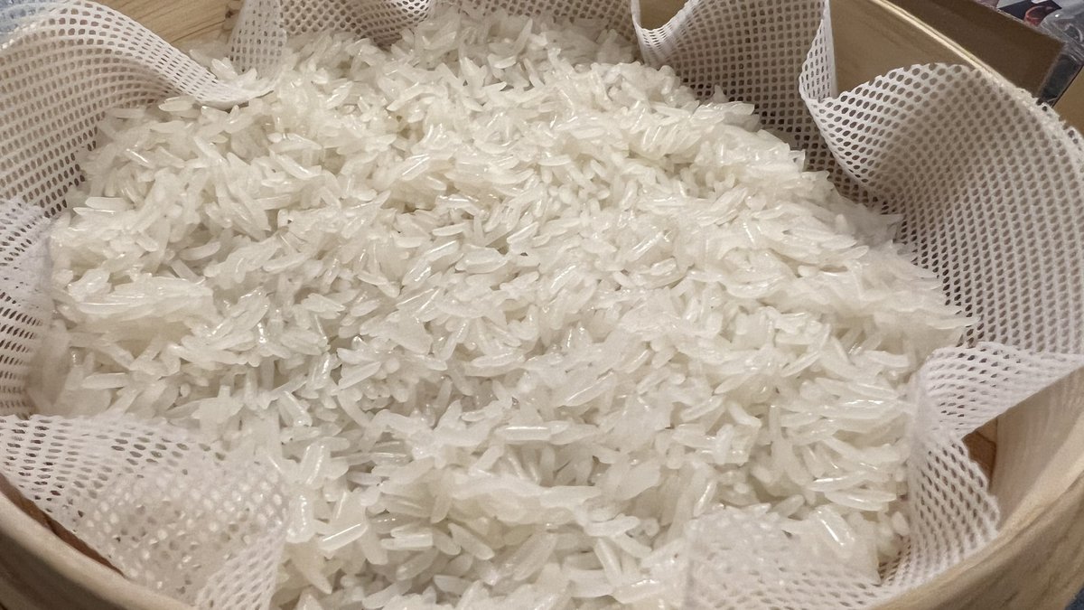 I almost cried after tasting Sticky Rice first time in years.
“This doesn’t taste like what I remembered…”
I wonder if I did sth wrong…

เกือบร้องไห้ออกมาหลังกินข้าวเหนียวครั้งแรกในรอบหลายปี
“นี่ไม่ใช่รสชาติที่เราจำได้หนิ…”
เราทำขั้นตอนไผนผิดป่าวหว่า?

#TNKeats