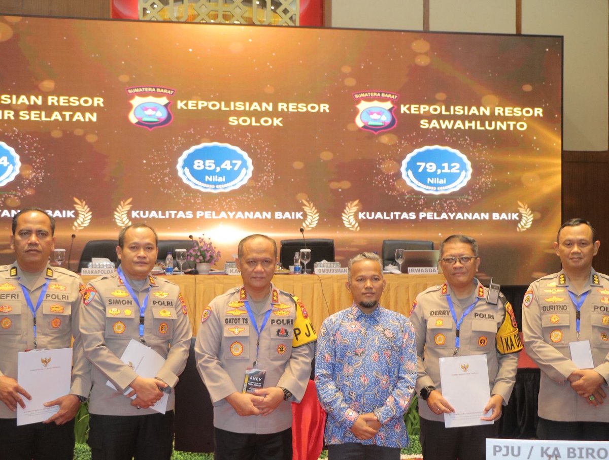 Kapolressolok's tweet photo. Polres Solok Meraih Juara Ombudsman https://t.co/9iffJmHJ7O