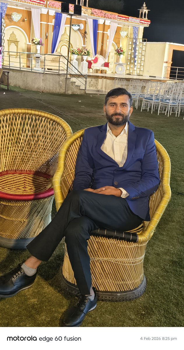 KeshavBagra2's tweet photo. कई बार हमें लगता है कि यह चीज मुझे हर हाल में चाहिए।
लेकिन जीवन ऐसा है कि जब आप किसी चीज़ को ज़रूरत से ज़्यादा अपनी ज़रूरत बना लेते हैं,
तो वह आपको मिलती नहीं।
संभव है कि जिसे आप आज खोया हुआ मान रहे हैं,
उससे कहीं बेहतर कोई चीज़ 
या उससे भी बेहतर कोई इंसान
चुपचाप आपका इंतज़ार https://t.co/l7NEeY4apk