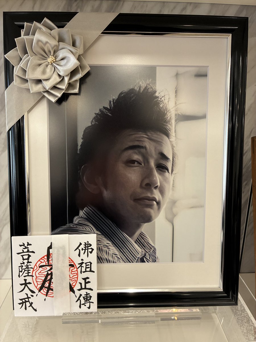 doorskeiji's tweet photo. アンタの大好きなクリントイーストウッドに敬意を称して先に逝くことないのに。。
恥ずかしがり寂しがりの天邪鬼で陽気な憧れの人でした
「啓ちゃんまどろっこしいなぁ…お互い瓶ごと乾杯しようぜ〜」
いつかウィスキー2本持って行くからギター抱えて待っててよ https://t.co/TjzpumcxnA