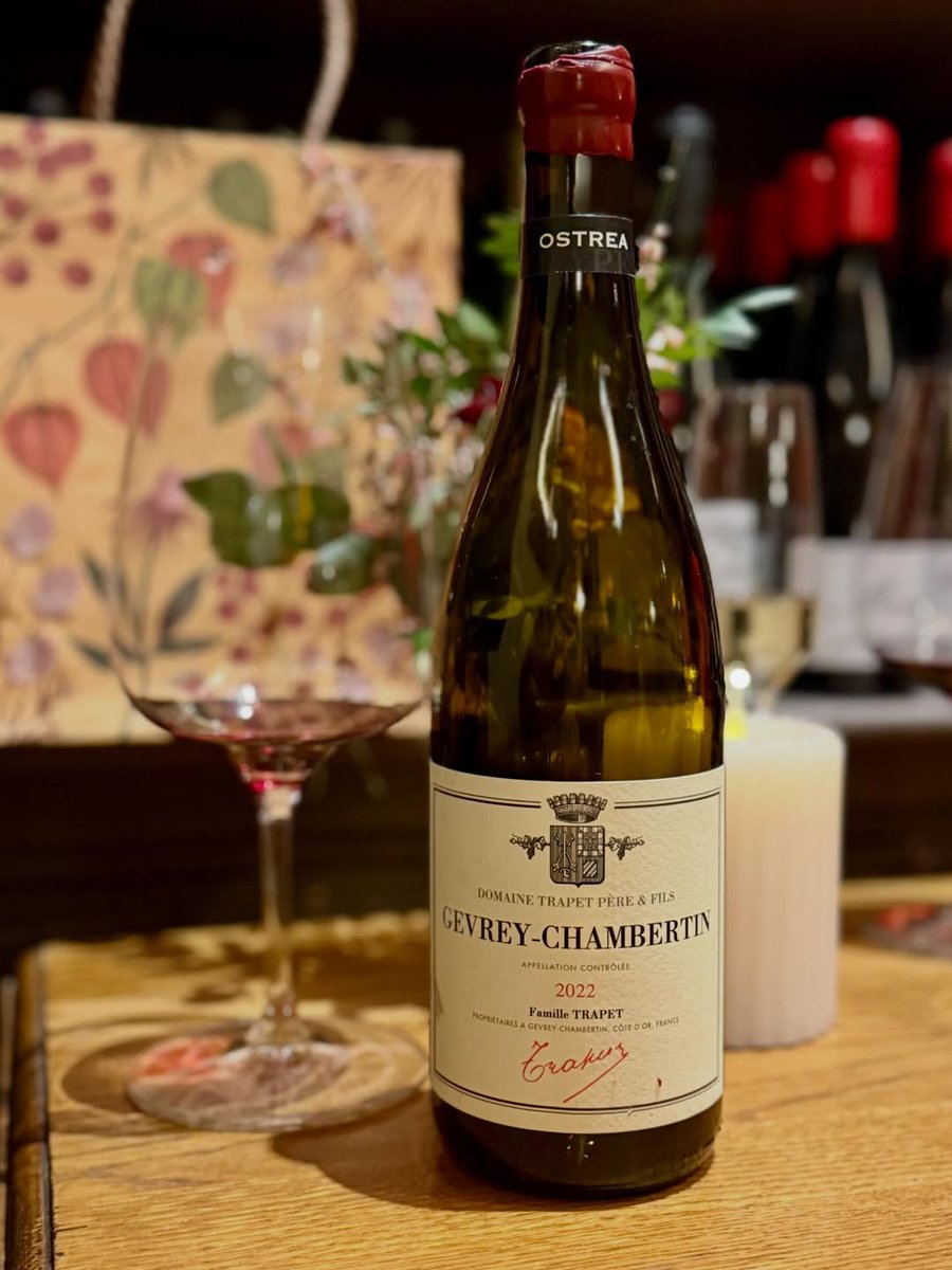 Simply delicious—on its own or even better with casual French bistro food! Suave tannins, layered red fruits and a bouquet of flowers in each mouthful 😋; All village Gevrey shoud be this good! 👏👏👏 to the Trapet family.

#gevreychambertin #bourgogne #wine #foodandwine #paris