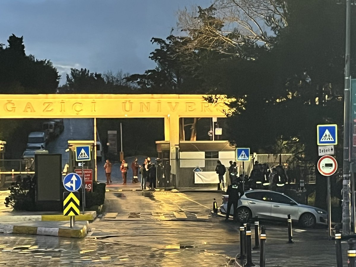 sabahın ilk ışıkları, kampüse girişimiz halen yasak. kampüsün önünde onlarca polis otobüsü ve belki yüzlerce polis var. gece boyu daha da fazlası geldi. her şey 50 küsür yıldır bizlere miras kalan kulüp odalarını terketmek istemediğimiz için. 07.02.2026